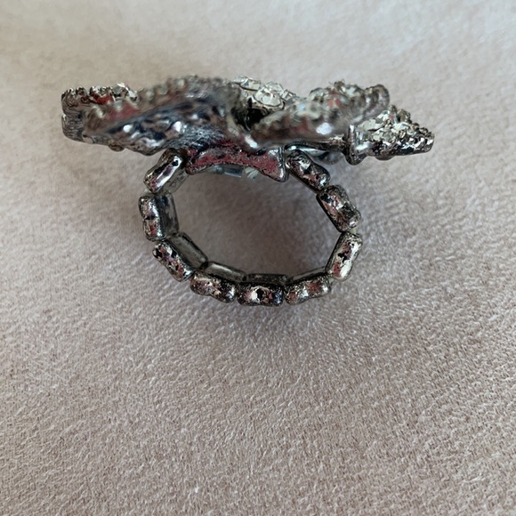 Fun Flower Cocktail Ring elastic back for any size - Picture 4 of 4